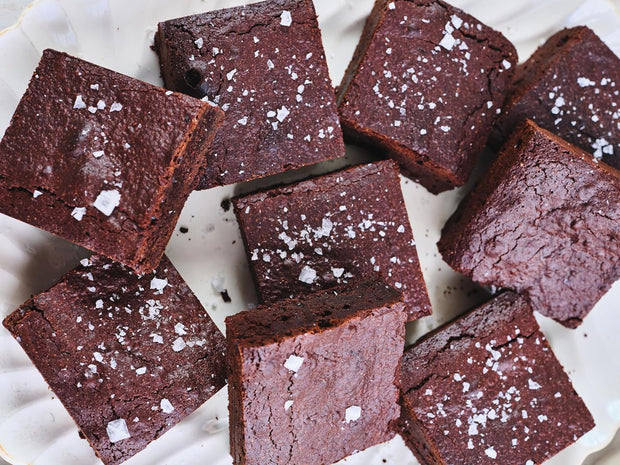 Maldon Salt, Sea Salt Flakes, 20 oz (570 g), Resealable Tub, Kosher, Natural, Handcrafted, Gourmet, Pyramid Crystals